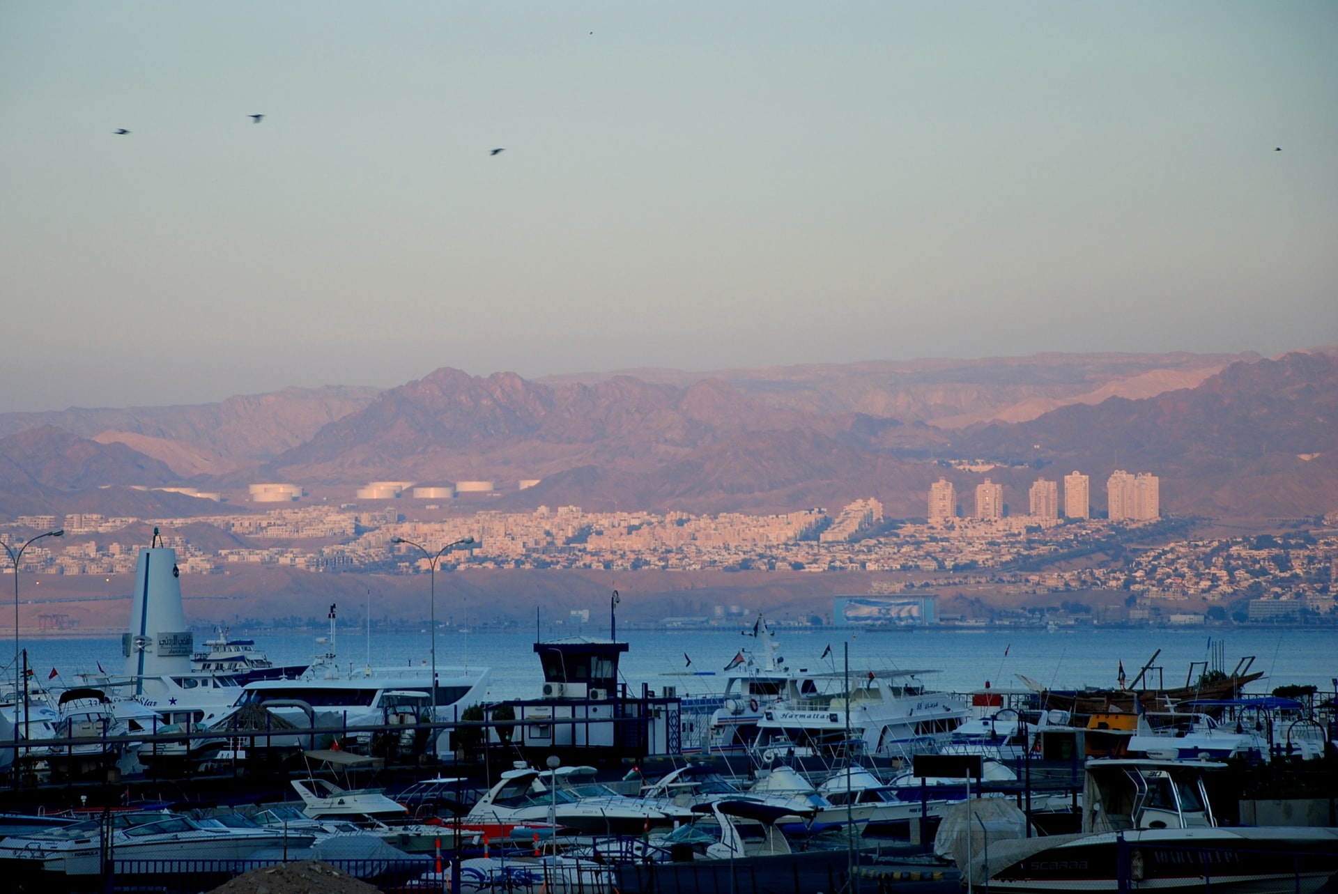 Aqaba é o único porto marítimo da Jordânia .
