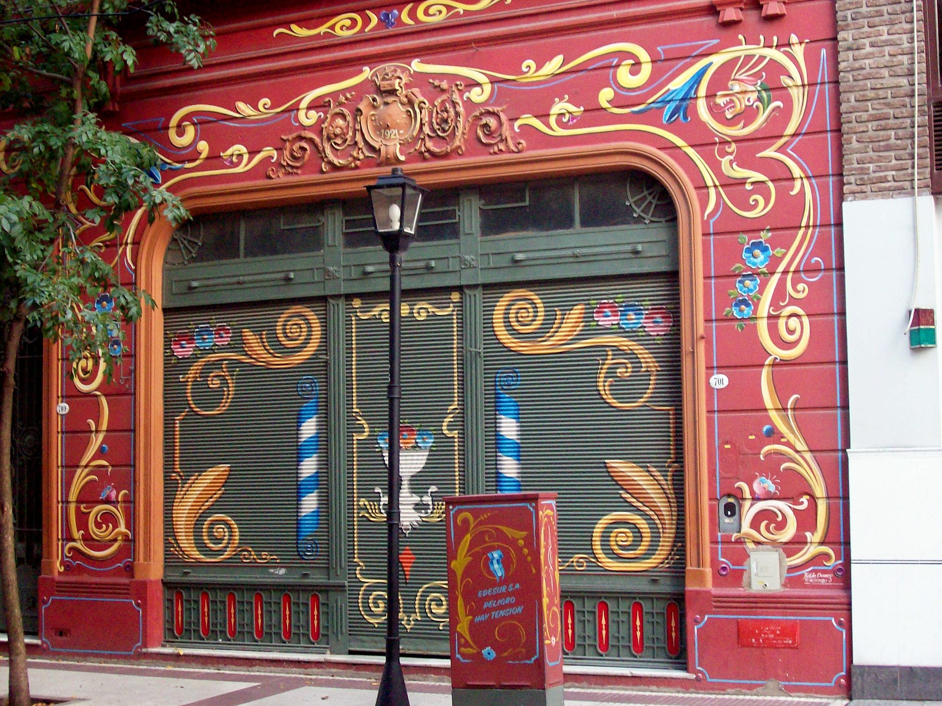 Casa em Buenos Aires pintada com a arte do fileteado portenho.