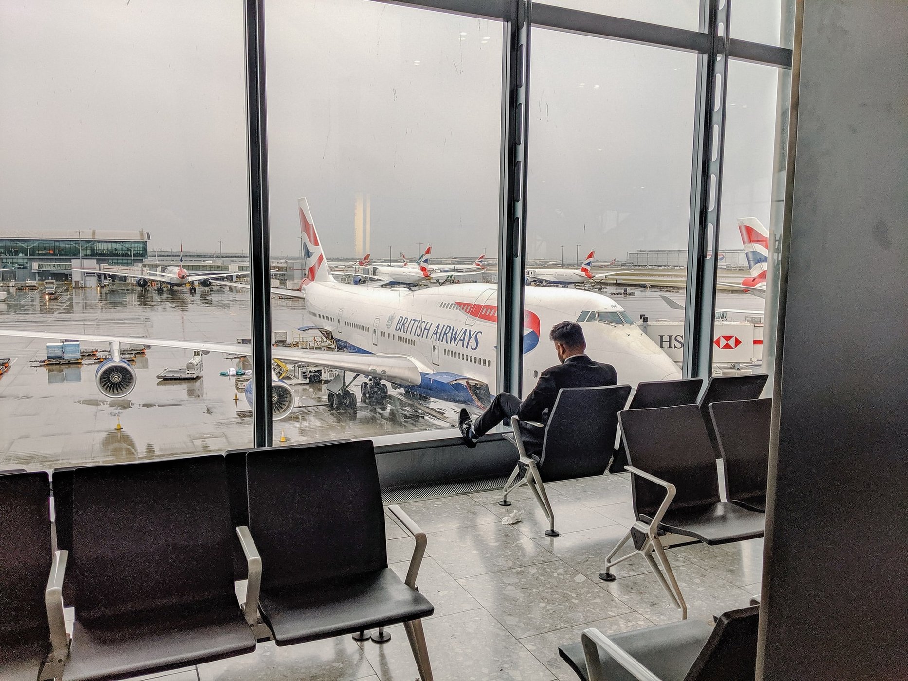 Passageiro esperando a sua próxima conexão no aeroporto.