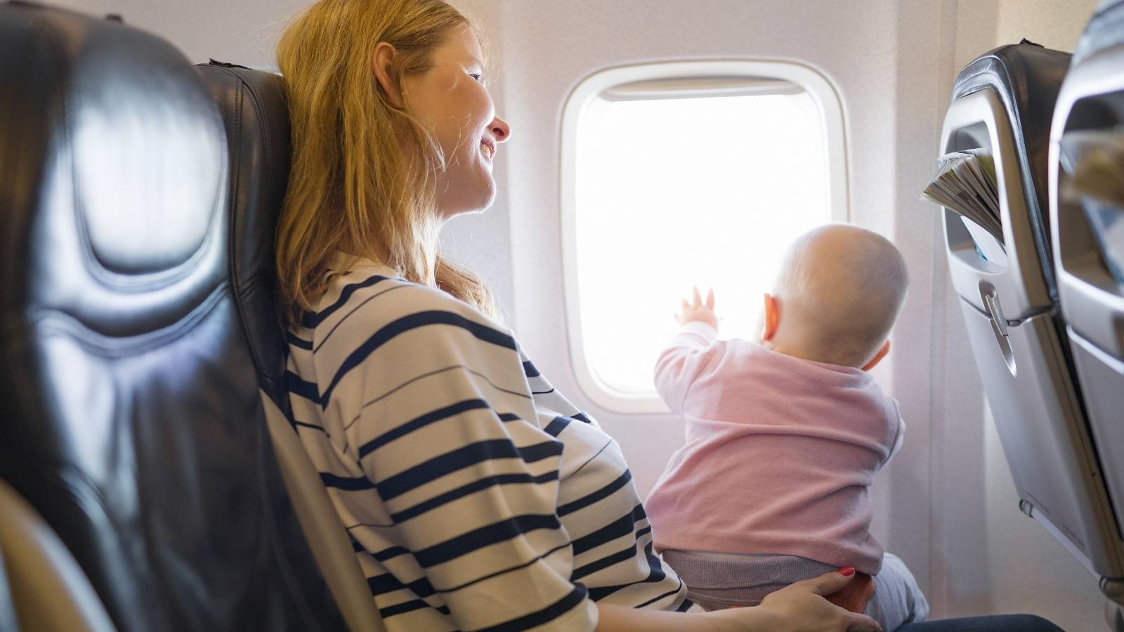 Bebê de colo viajando de avião