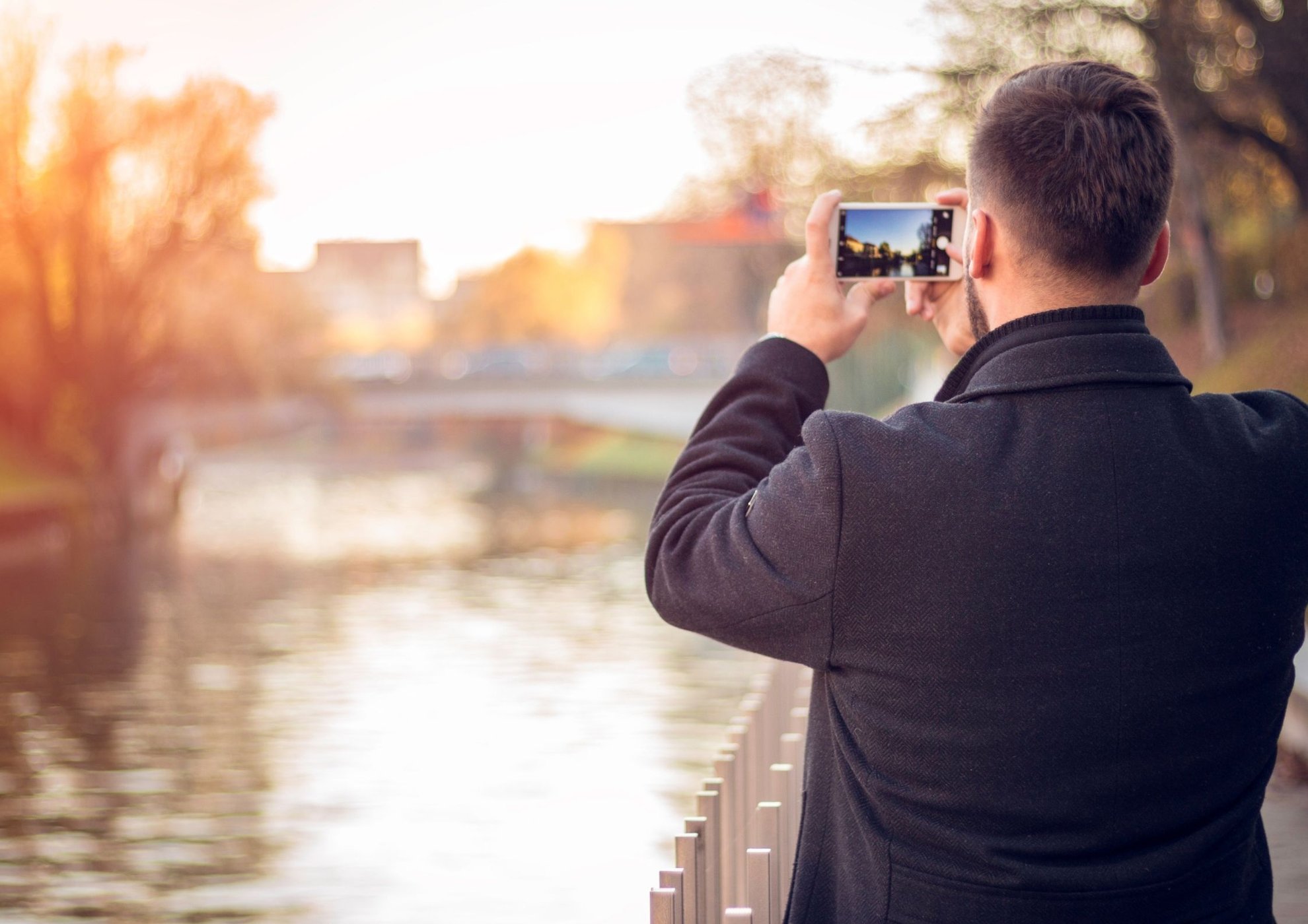 Dicas de cursos online gratuitos de fotografia com smartphone para arrasar na sua próxima viagem.