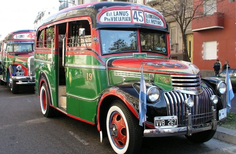 Ônibus com a pintura de fileteado em Buenos Aires. Patrimônio da Unesco.