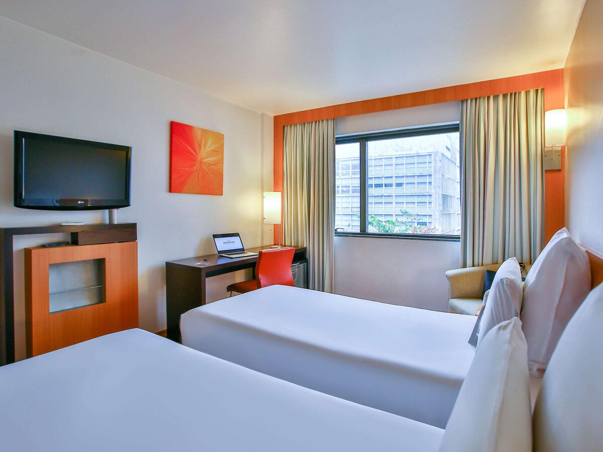 Ao lado do aeroporto Santos Dumont, em pleno centro da cidade maravilhosa, o Novotel Rio de Janeiro Santos Dumont fica próximo de pontos turísticos e centros culturais.