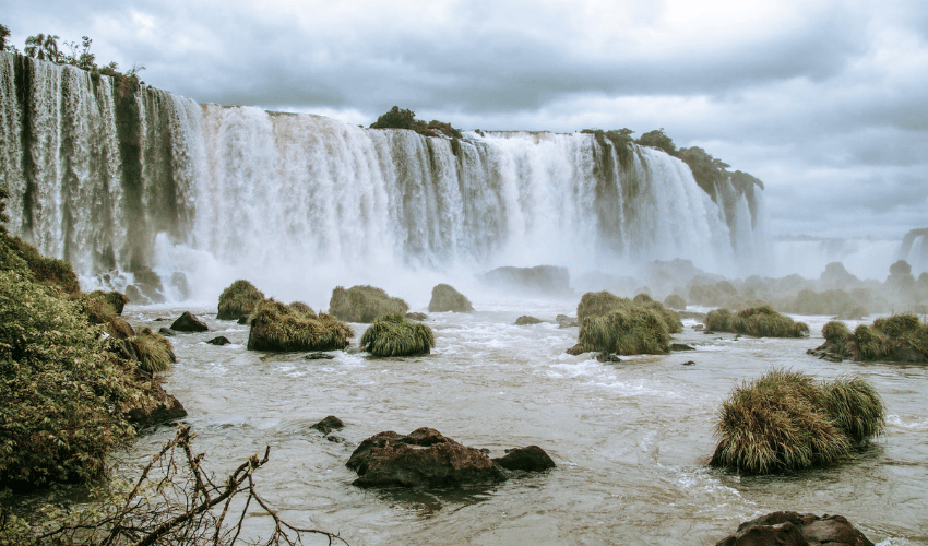 Conocé los mejores paquetes turísticos para recorrer Cataratas del Iguazú en el feriado de carnaval.