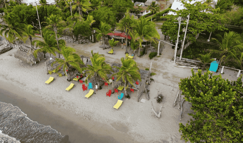 Playa privada, restaurante y bar estos y más servicios tiene el hotel De Mar Amar Cabaña - Hostal