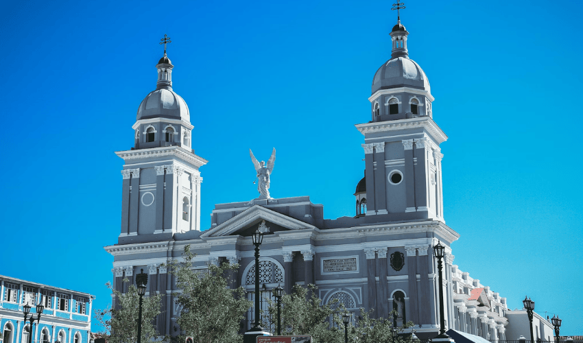Descubre las maravillas arquitectónicas y la historia en Santiago de Cuba.
