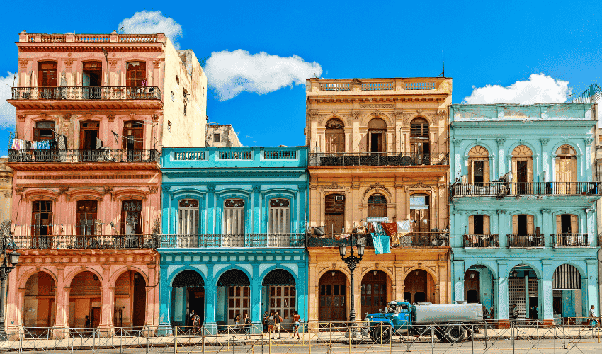 Haz un recorrido por la colorida Habana Vieja