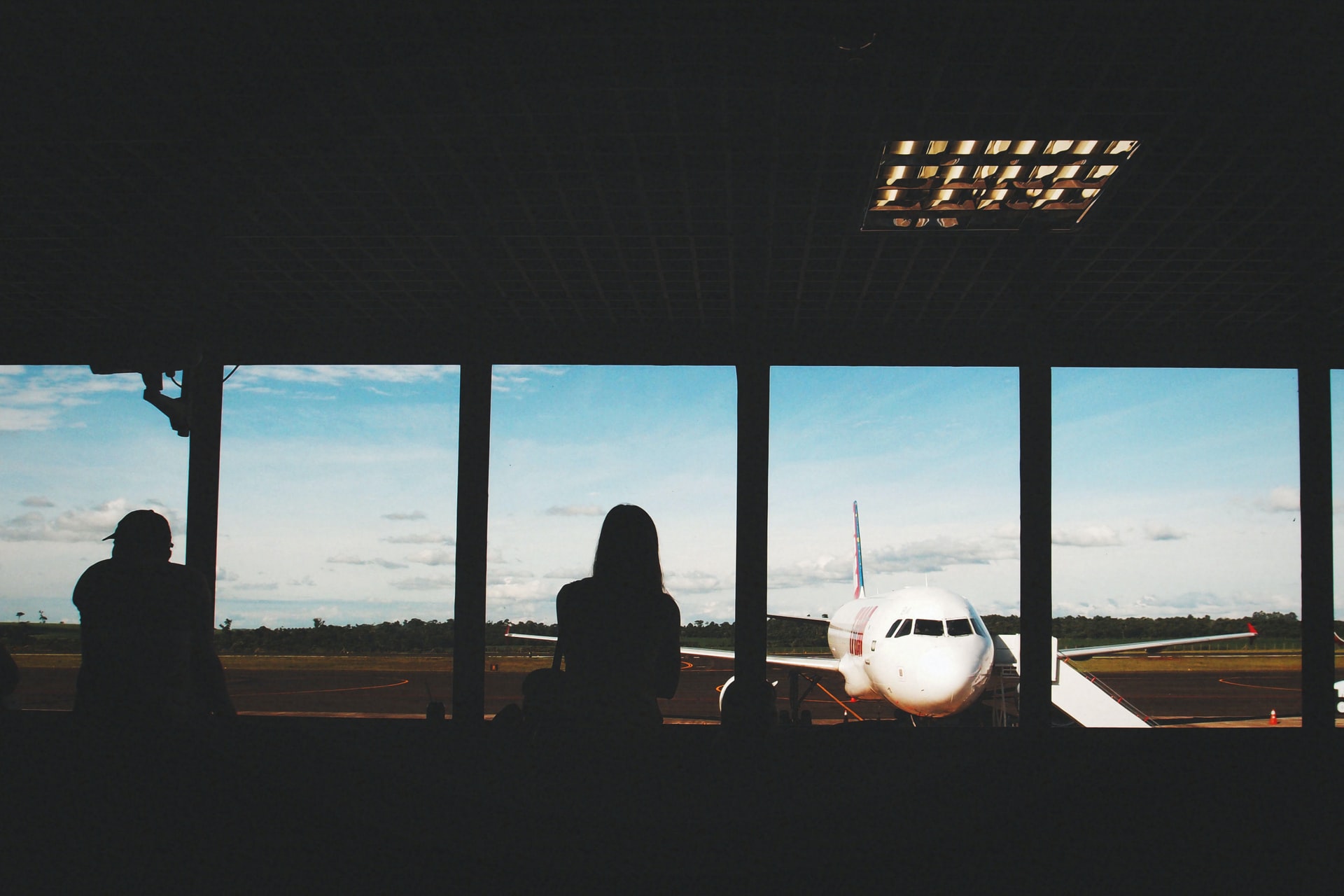 Passageiros no aeroporto esperando a conexão para o seu próximo voo.