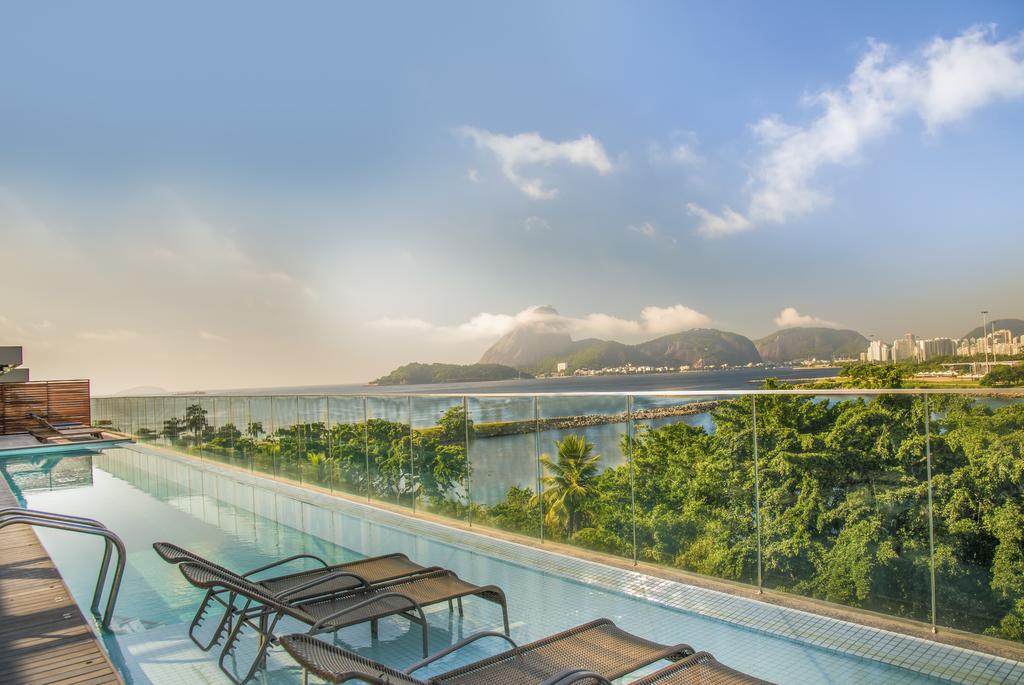 O Prodigy Hotel é uma ótima opção, conectado ao Aeroporto Santos Dumont, no Rio de Janeiro e somente 900 metros da Baía da Guanabara.