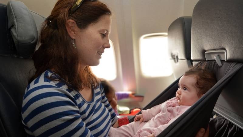 Bebê de colo paga para viajar de avião?