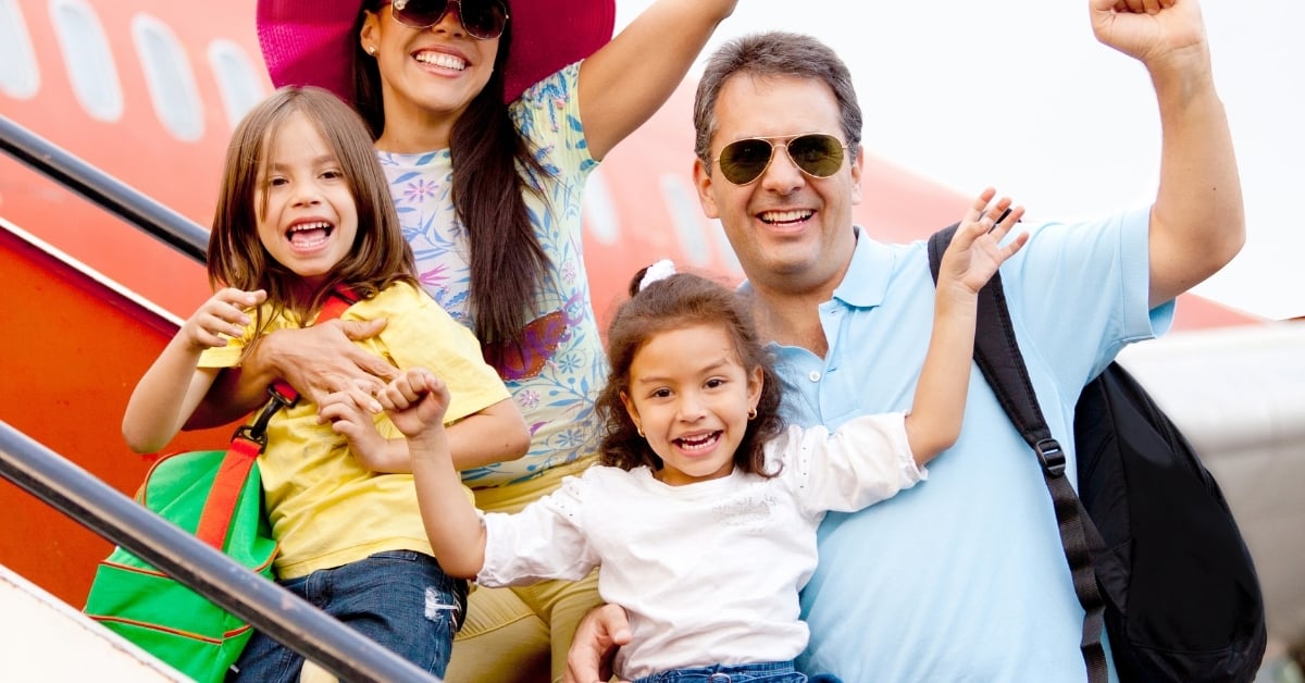 Família feliz indo viajar de avião nas férias.